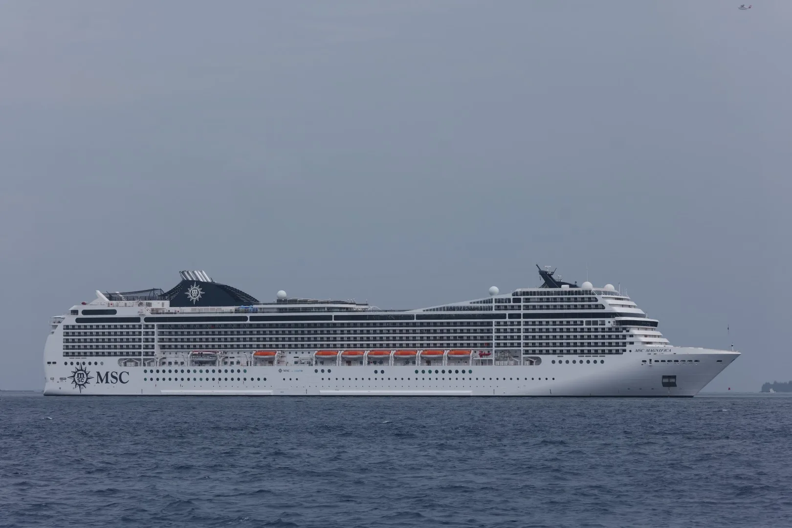 Die MSC Magnifica liegt vor der Küste von Malé vor Anker und bildet einen markanten Kontrast zur flachen Inselwelt der Malediven.