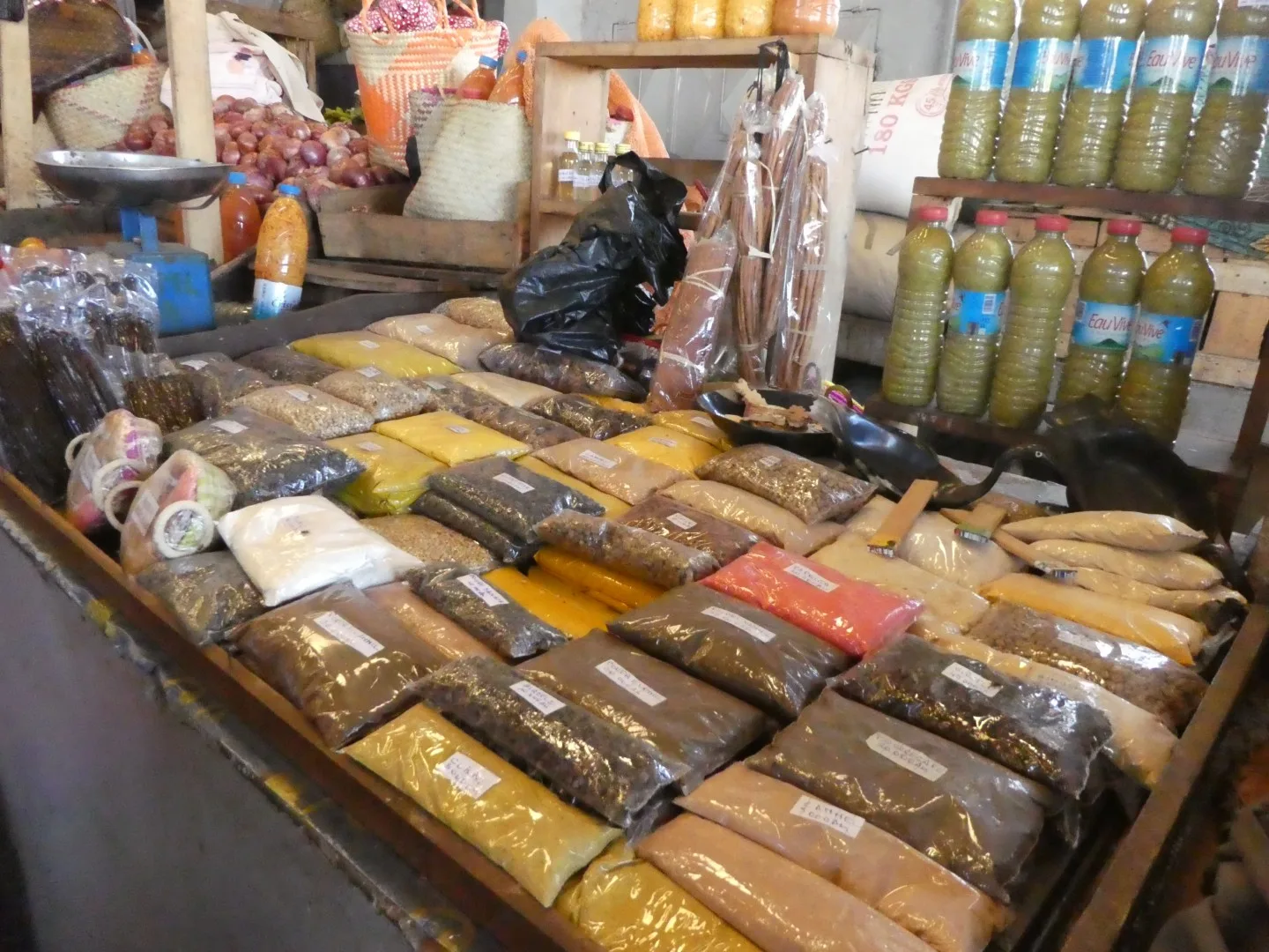 Säcke und Beutel voller Gewürze und Samen auf dem lokalen Markt.