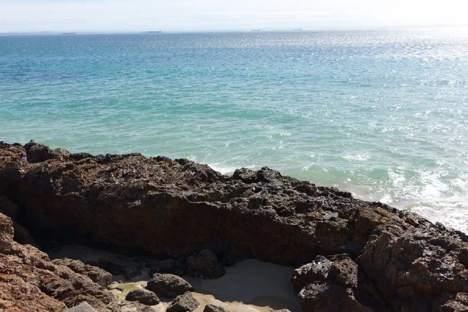 Blick auf die felsige Küste entlang der Algoa Bay. Das Zusammenspiel von Meer, Felsen und Licht vermittelt die Schönheit der südafrikanischen Südküste.