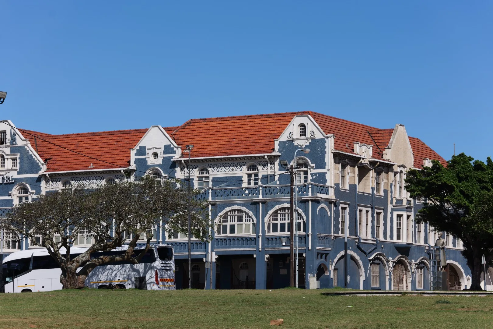 Ein eindrucksvolles Gebäude aus der Kolonialzeit prägt das Stadtbild von Gqeberha.