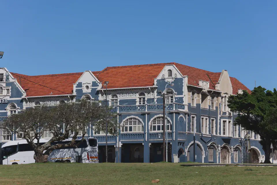 Ein eindrucksvolles Gebäude aus der Kolonialzeit prägt das Stadtbild von Gqeberha.