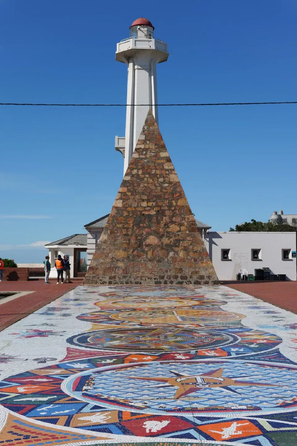 Das Donkin Memorial mit seiner steinernen Pyramide und dem Leuchtturm im Hintergrund.