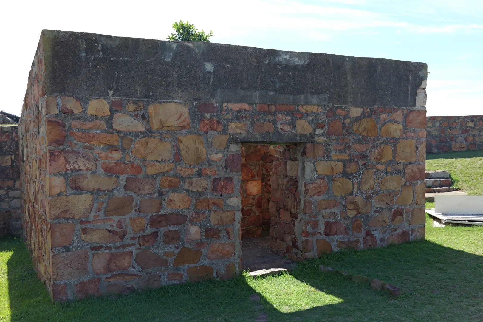 Die massiven Steinmauern von Fort Frederick zeugen von der strategischen Bedeutung Gqeberhas im frühen 19. Jahrhundert.