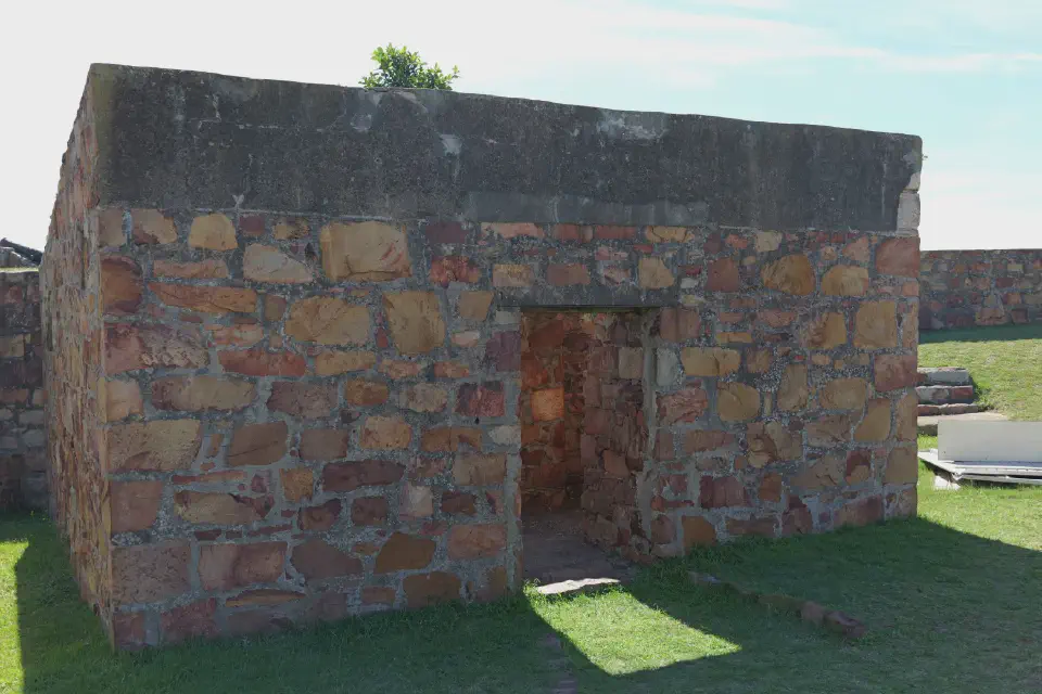 Die massiven Steinmauern von Fort Frederick zeugen von der strategischen Bedeutung Gqeberhas im frühen 19. Jahrhundert.