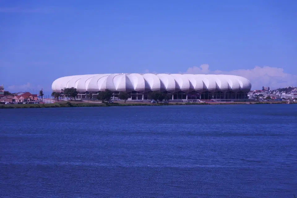 Das Nelson Mandela Bay Stadium erhebt sich modern und futuristisch am Wasser. Es wurde für die Fußball-Weltmeisterschaft 2010 errichtet und ist heute ein markantes Wahrzeichen der Stadt.