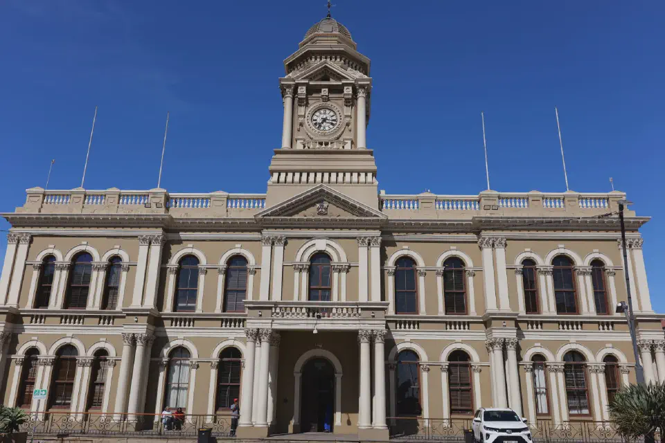 Die historische City Hall von Gqeberha mit ihrem markanten Uhrturm. Das Gebäude steht sinnbildlich für das koloniale Erbe und das politische Zentrum der Stadt.