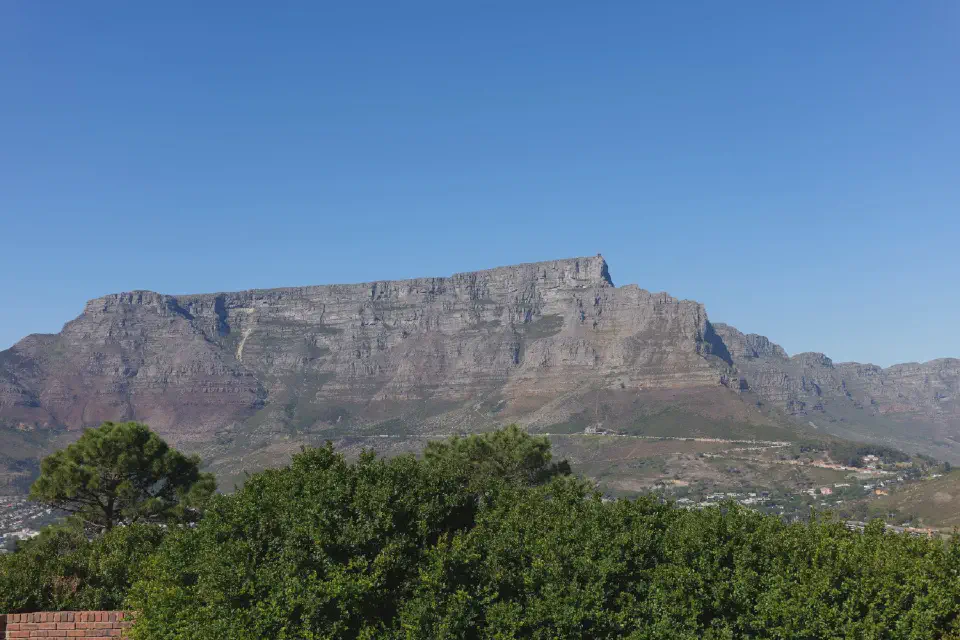 Der Tafelberg dominiert die Skyline Kapstadts und ist das Wahrzeichen der Stadt. Seine markante, flache Silhouette prägt das Stadtbild.