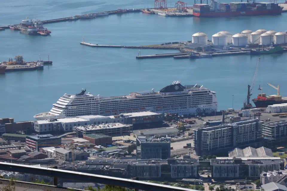 Blick hinab auf den Hafen von Kapstadt mit der MSC Magnifica am Kai.