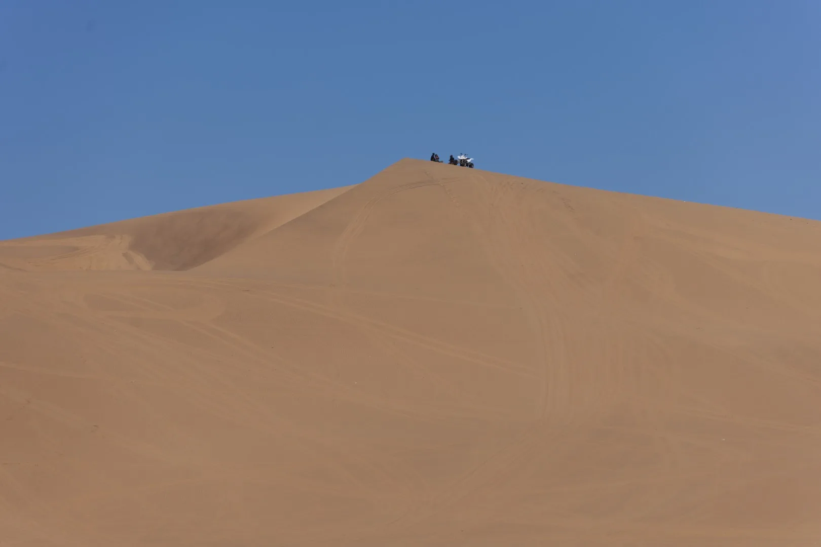 Endlose Sanddünen der Namib-Wüste nahe Walvis Bay. Die feinen Linien im Sand zeigen, wie Wind und Zeit diese uralte Landschaft formen.