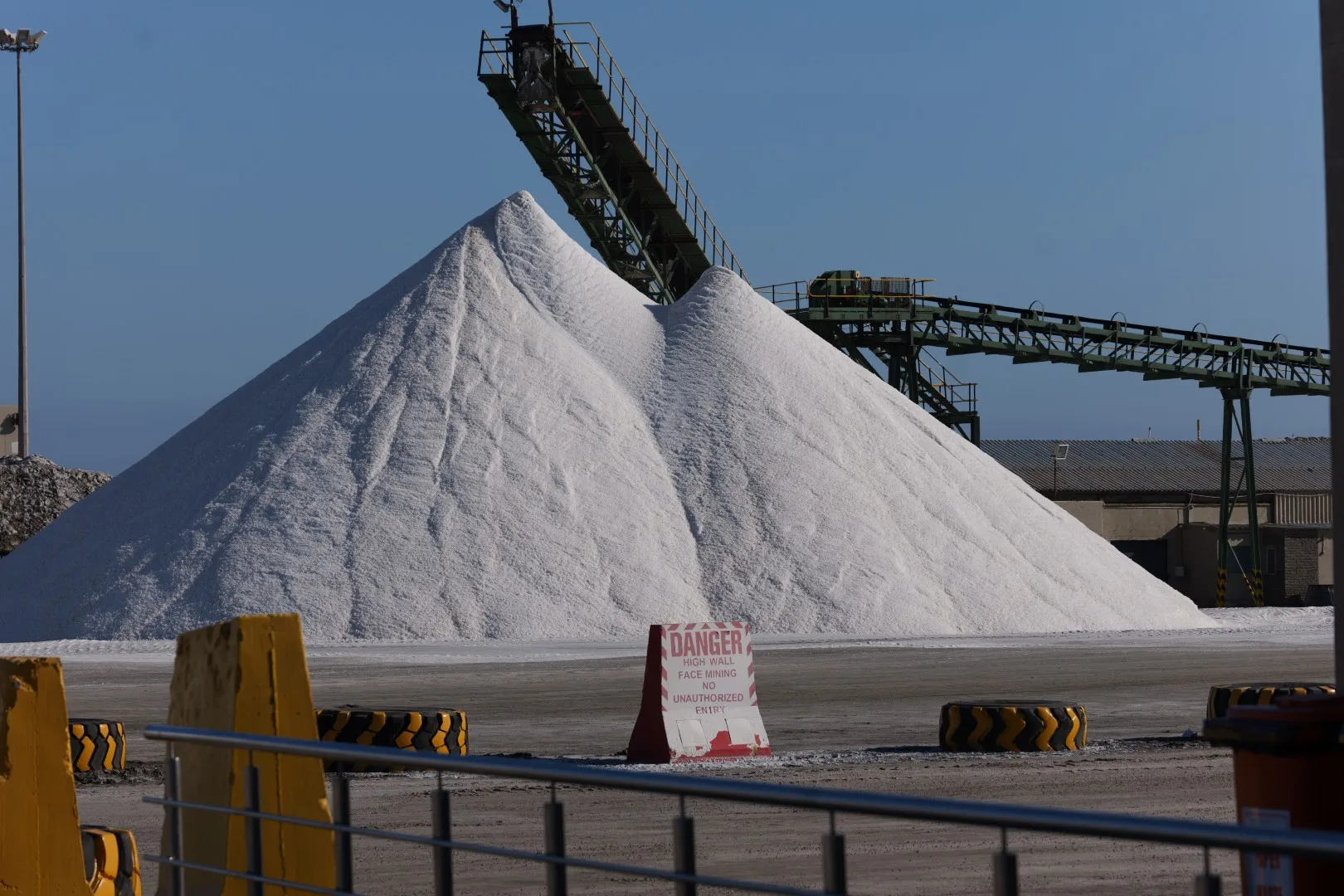 Weiße Salzberge in den großen Salzgewinnungsanlagen von Walvis Bay. Hier wird ein Großteil des afrikanischen Salzbedarfs produziert.