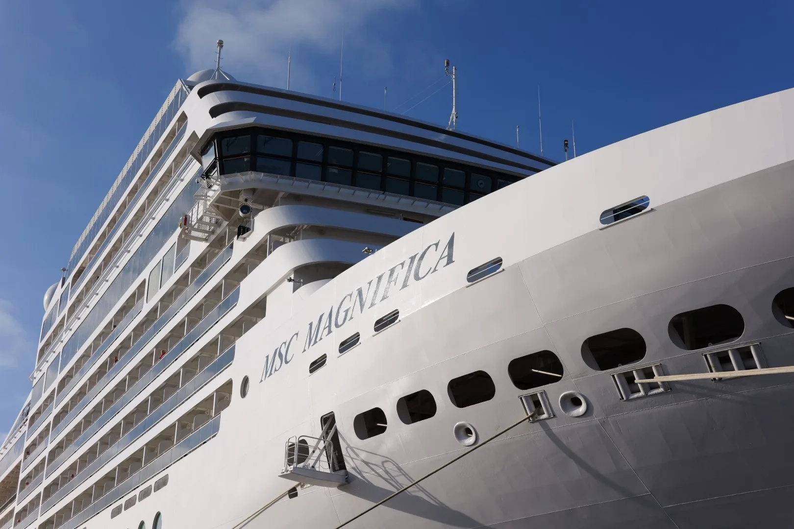 Die MSC Magnifica liegt im Hafen von Walvis Bay. Das Kreuzfahrtschiff wirkt fast klein im Vergleich zur Weite von Meer, Himmel und Küstenlandschaft.
