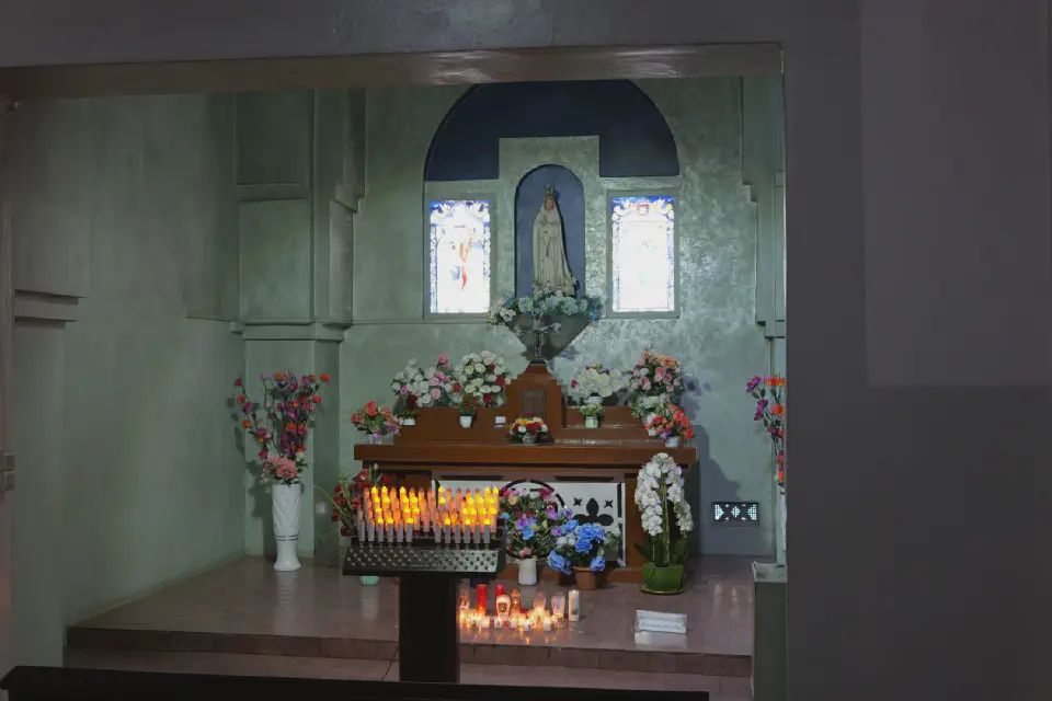 Ein stiller Ort der Andacht in Dakar – liebevoll geschmückt mit Kerzen und Blumen, der die religiöse Vielfalt und Spiritualität der Stadt widerspiegelt.