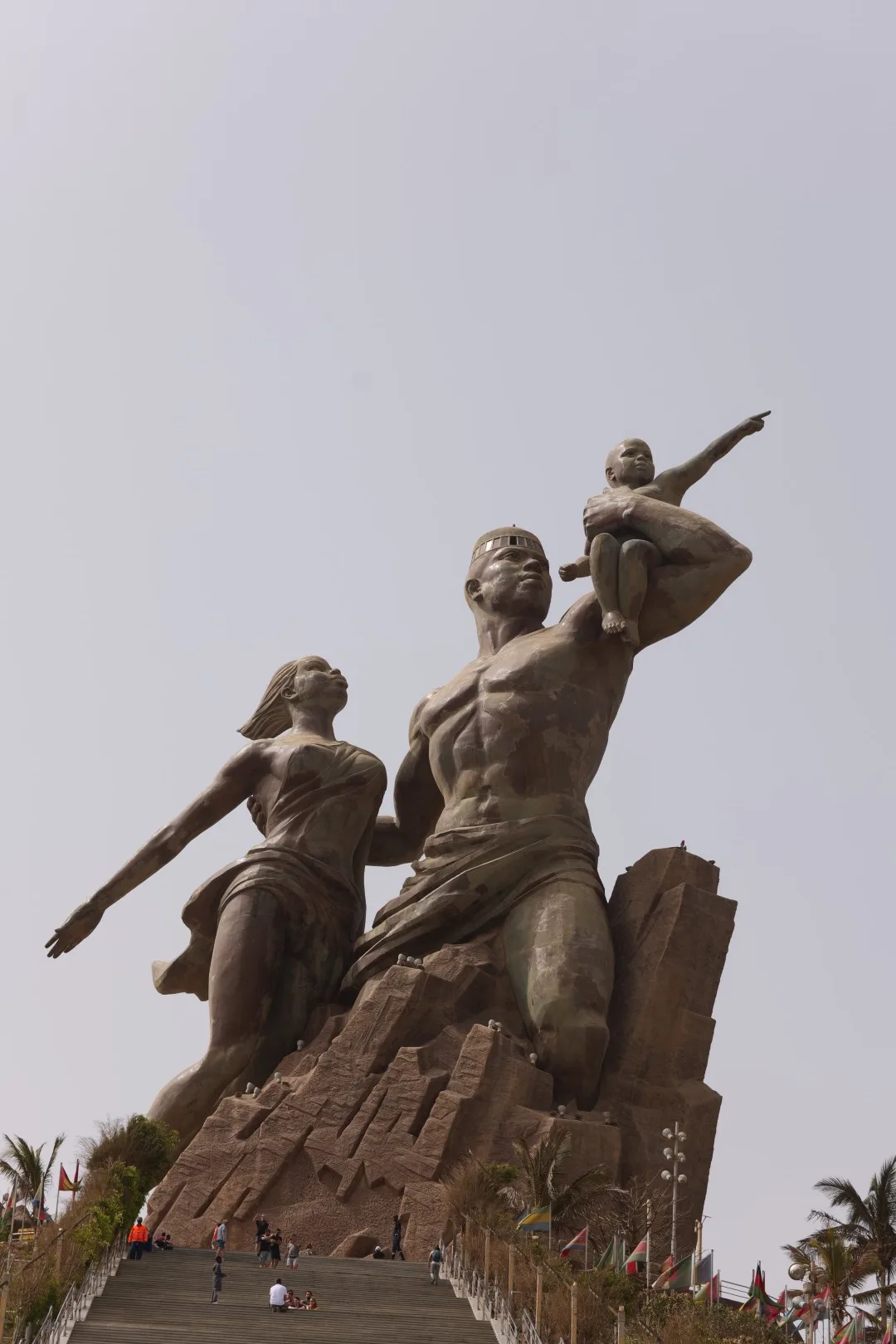 Das Monument de la Renaissance Africaine erhebt sich majestätisch über Dakar und symbolisiert Stolz, Freiheit und die Zukunft des afrikanischen Kontinents.