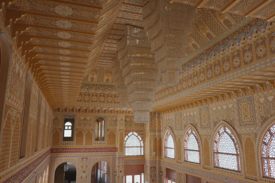 Die prachtvolle Innenarchitektur der Großen Moschee von Dakar beeindruckt mit kunstvollen Ornamenten, geometrischen Mustern und eleganten Kronleuchtern.