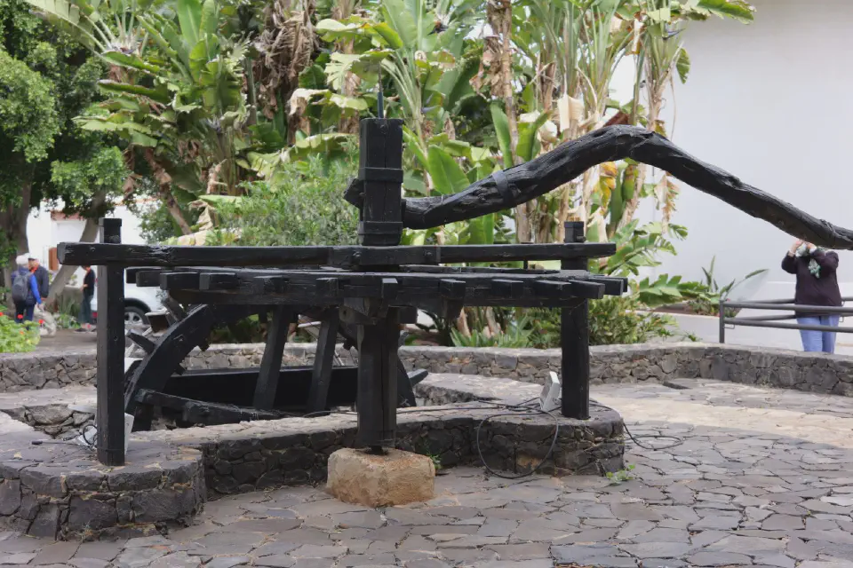 Traditionelle Technik zur Wassergewinnung und -verarbeitung, ein stilles Zeugnis des früheren Alltagslebens auf Fuerteventura.