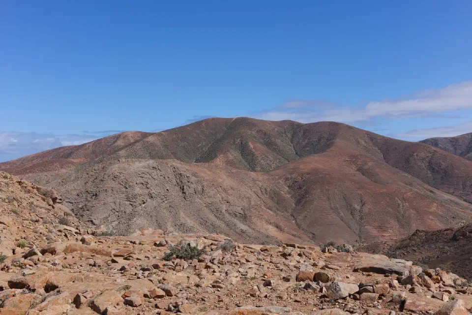 Blick über die karge, vulkanisch geprägte Hügellandschaft im Inselinneren von Fuerteventura.
