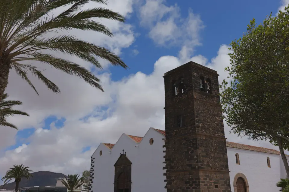 Die Kirche von Pájara mit ihrem markanten Glockenturm, ein zentraler Treffpunkt des ruhigen Dorfes.