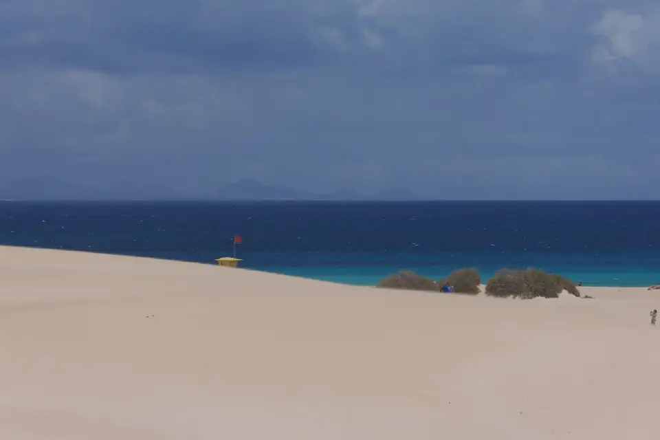 Die endlosen Sanddünen des Naturparks von Corralejo treffen auf das tiefblaue Wasser des Atlantiks.
