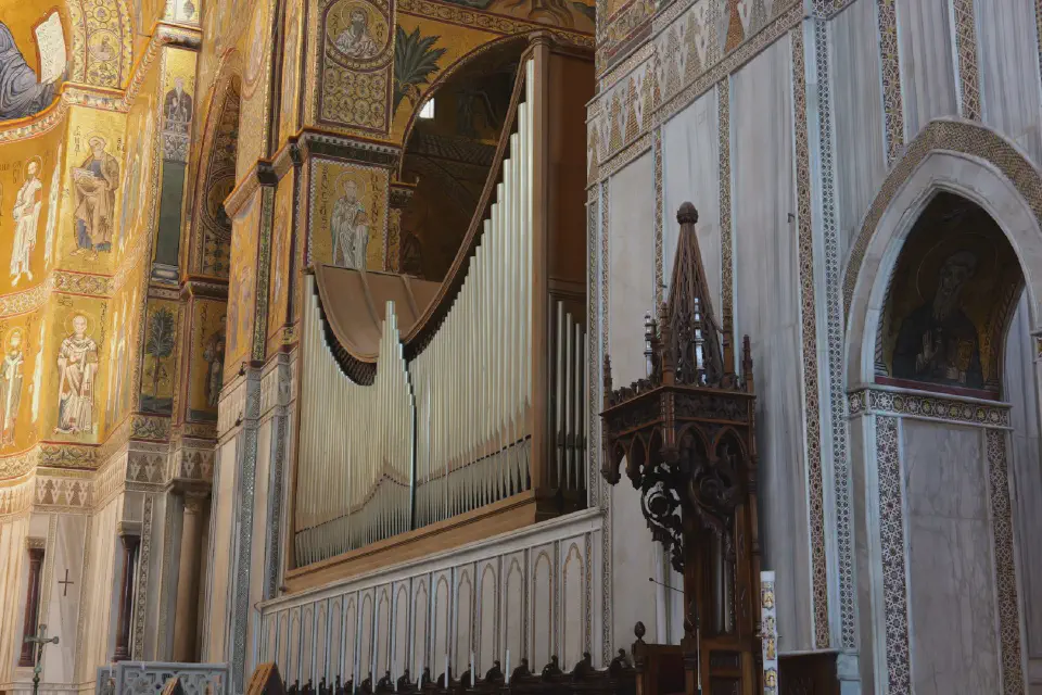 Blick ins Innere des Doms von Monreale: prachtvolle Goldmosaike und die imposante Orgel zeugen von der normannischen Baukunst.