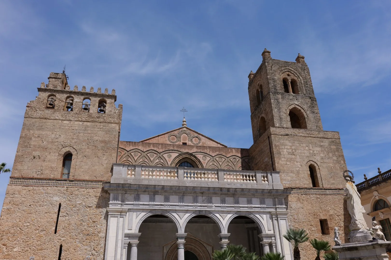 Der Dom von Palermo von außen, ein eindrucksvolles Zusammenspiel verschiedener Baustile aus mehreren Jahrhunderten.