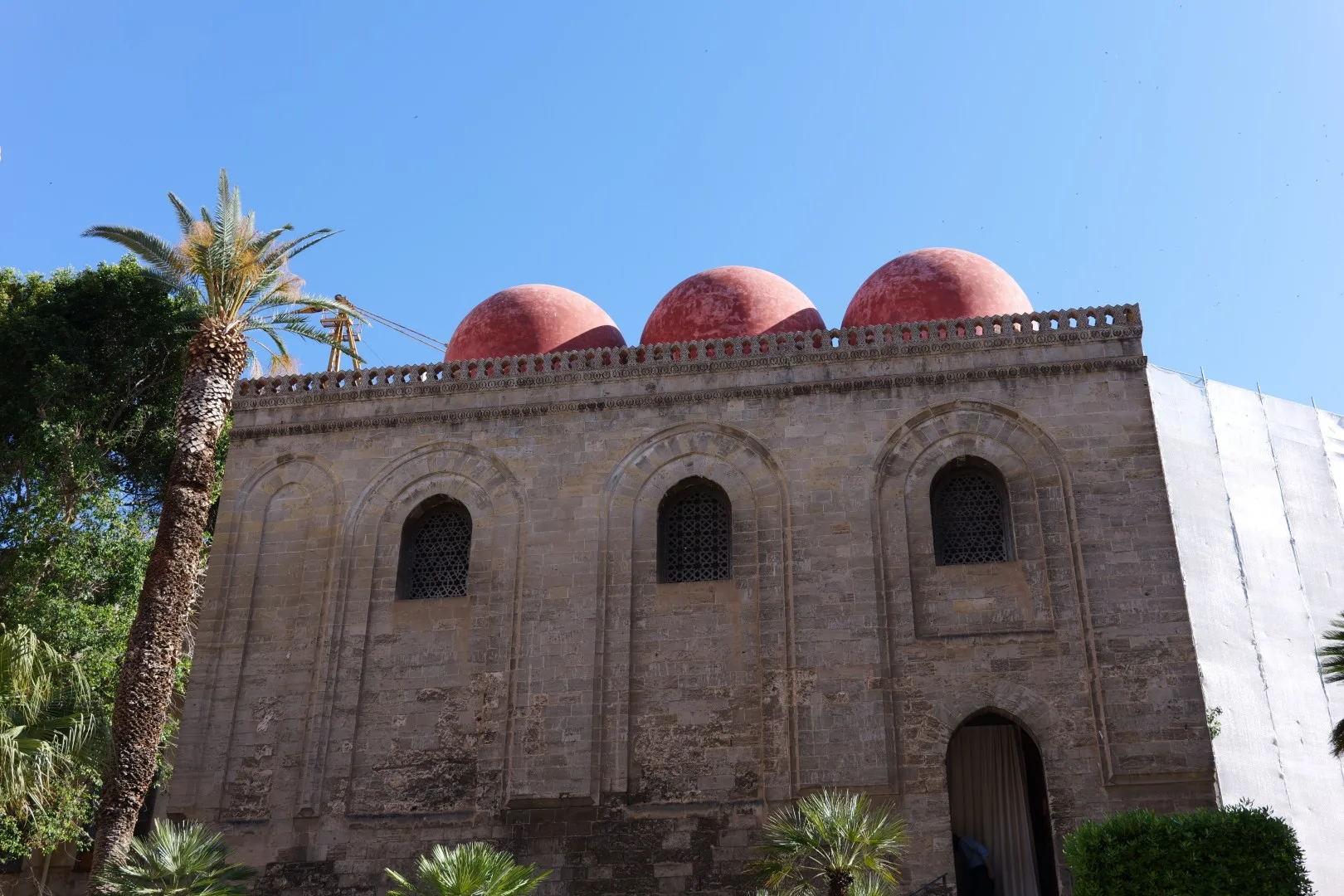 Ein weiteres historisches Bauwerk in Palermo mit markanten roten Kuppeln, das die arabisch-normannischen Einflüsse der Stadt widerspiegelt.