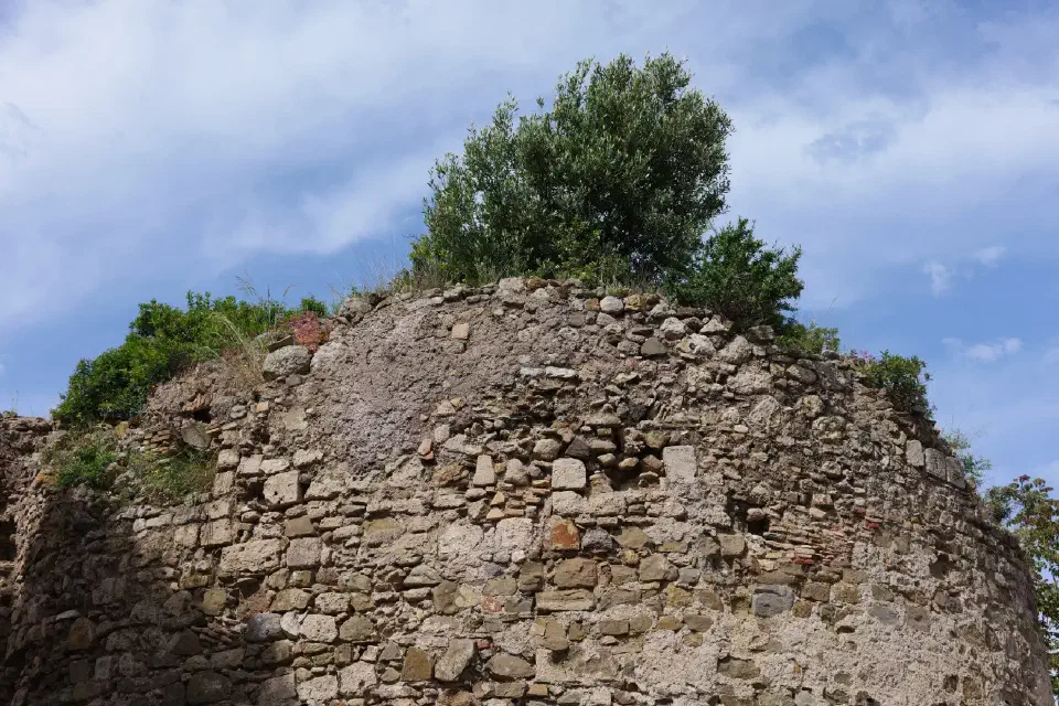 Blick auf die historische Festungsanlage von Civitavecchia mit der MSC Magnifica im Hintergrund, Vergangenheit und Gegenwart dicht nebeneinander.