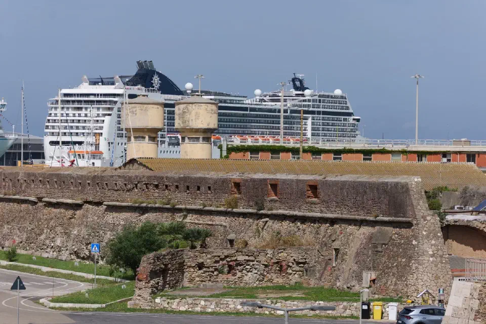 Reste der alten Stadtbefestigung von Civitavecchia, ein stilles Zeugnis der langen und wechselvollen Geschichte des Hafens.
