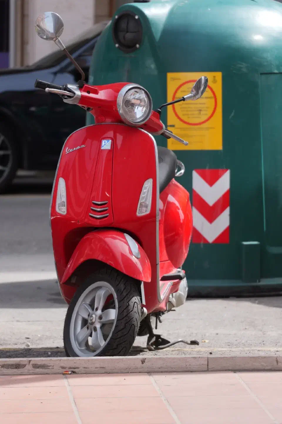 Ein roter Motorroller am Straßenrand von Civitavecchia, ein typisches Detail des italienischen Alltagslebens und Sinnbild für mediterrane Gelassenheit.