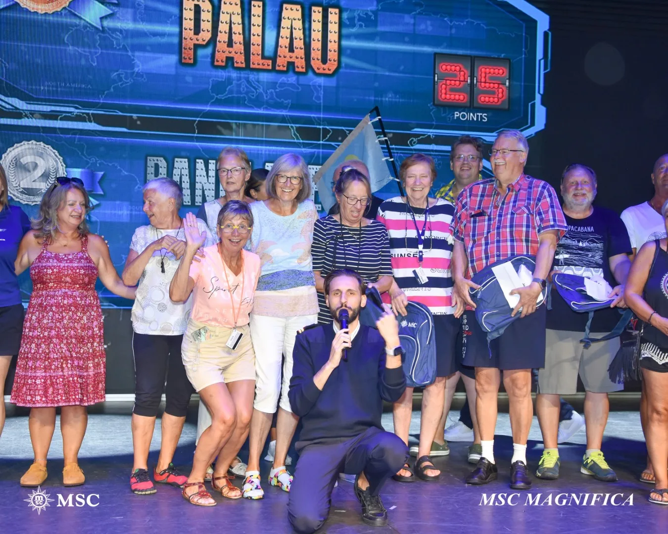 Siegerehrung beim World Trivia im Theater, ein besonderer Moment mit Preisen und viel Applaus.