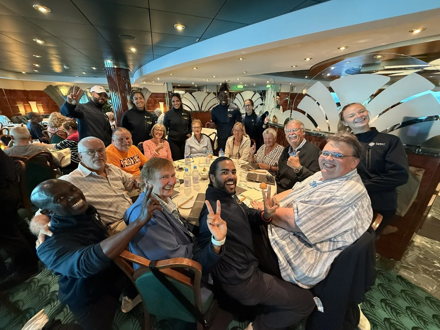 Gemeinsamer Erfolg beim World Trivia: Unsere internationale Gruppe nach einer erfolgreichen Quizrunde beim gemeinsamen Mittagessen.