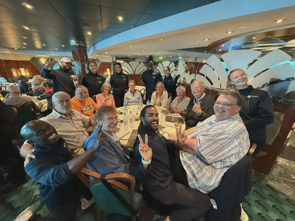 Gemeinsamer Erfolg beim World Trivia: Unsere internationale Gruppe nach einer erfolgreichen Quizrunde beim gemeinsamen Mittagessen.