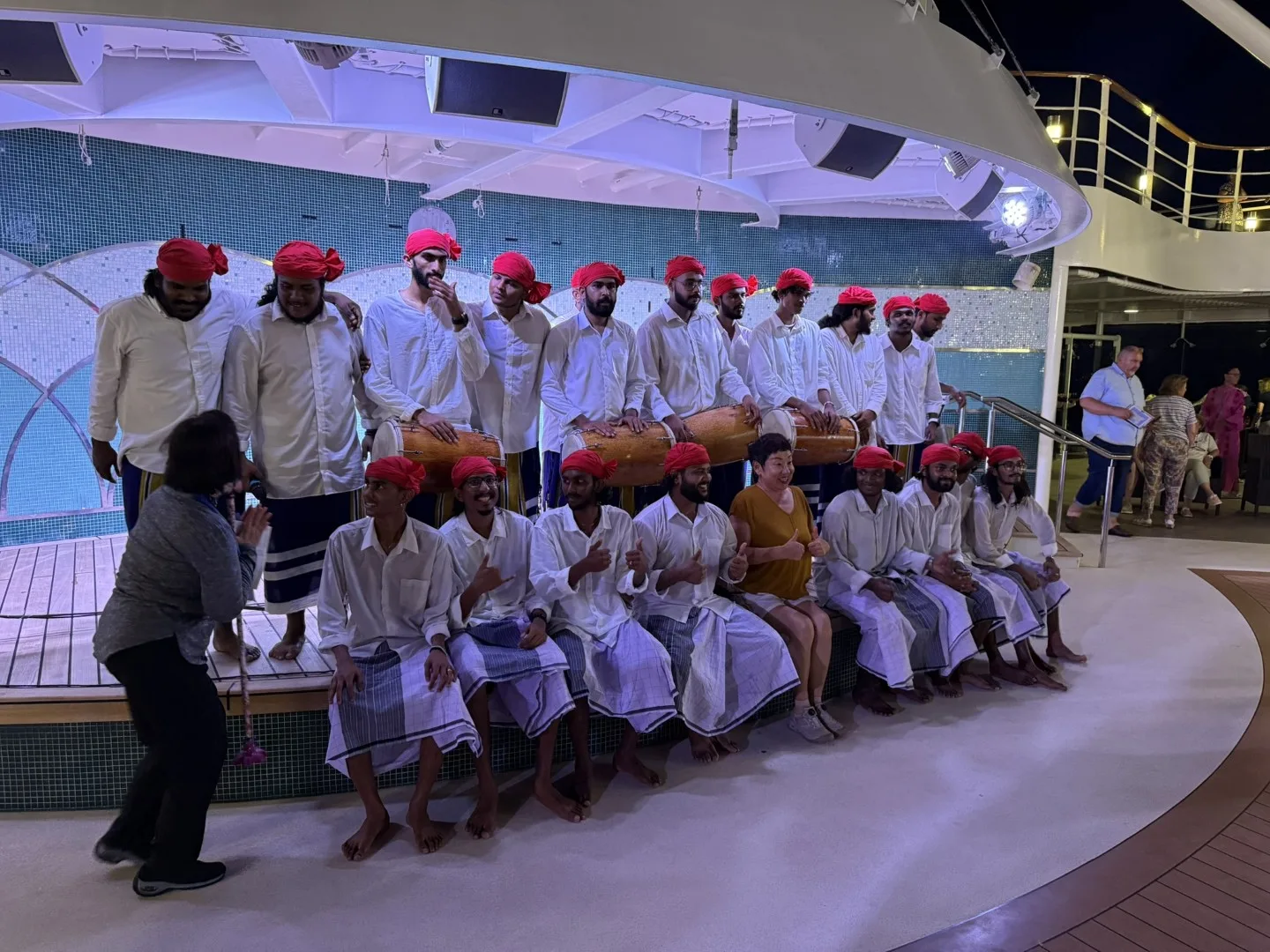 Abendliche Unterhaltung auch manchmal auf dem Pool-Deck: Eine der vielen Shows, präsentiert vom MSC Cast und internationalen Gastkünstlern.