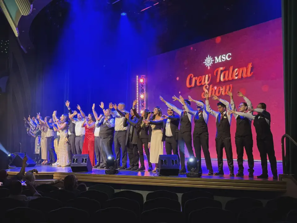 Crew Talent Show auf der MSC Magnifica, ein emotionales Highlight, bei dem die Crew ihr Können auf der Bühne zeigte.