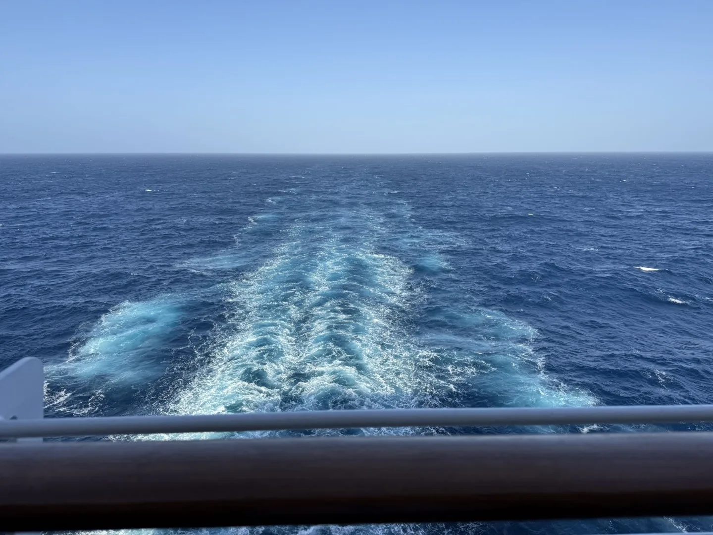 Blick auf die Heckwelle des Schiffes, während die MSC Magnifica ruhig ihren Weg über das offene Meer fortsetzt.