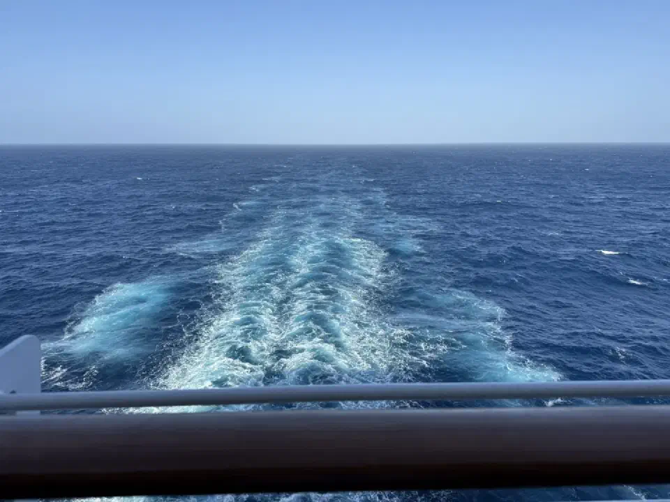 Blick auf die Heckwelle des Schiffes, während die MSC Magnifica ruhig ihren Weg über das offene Meer fortsetzt.